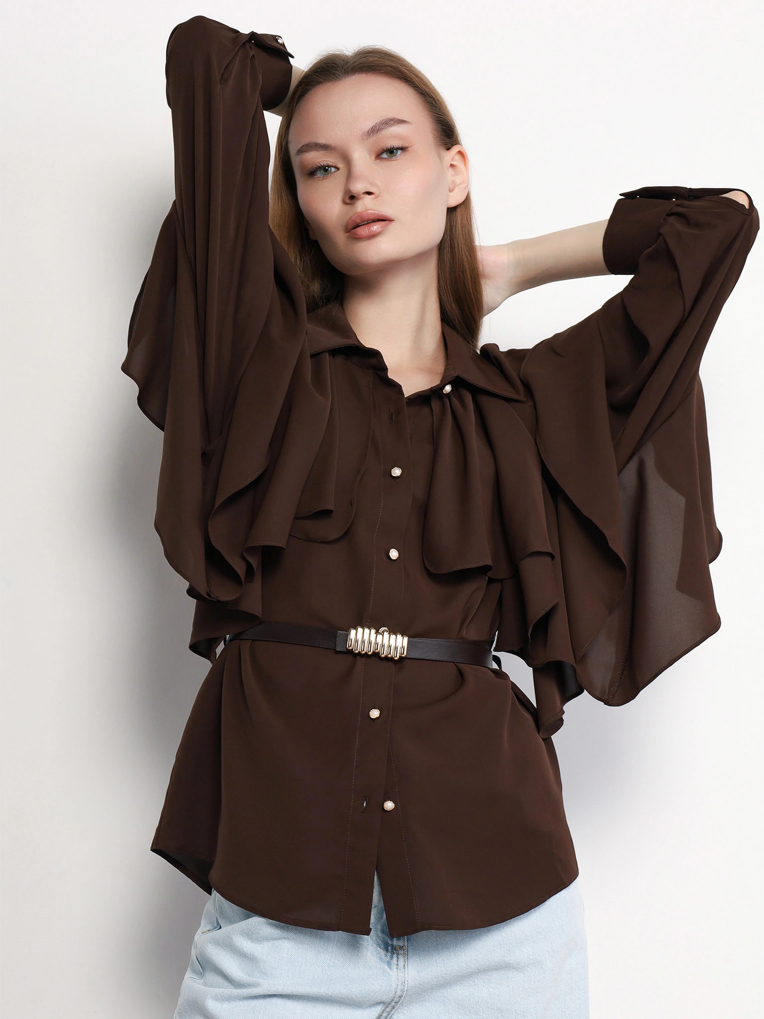 Блуза темно-коричневого цвета с рюшами